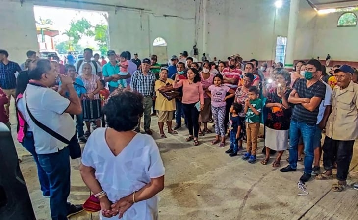 Ofrecen comida, abrigo y medicamentos a pobladores evacuados por fuga de amoniaco en Oaxaca