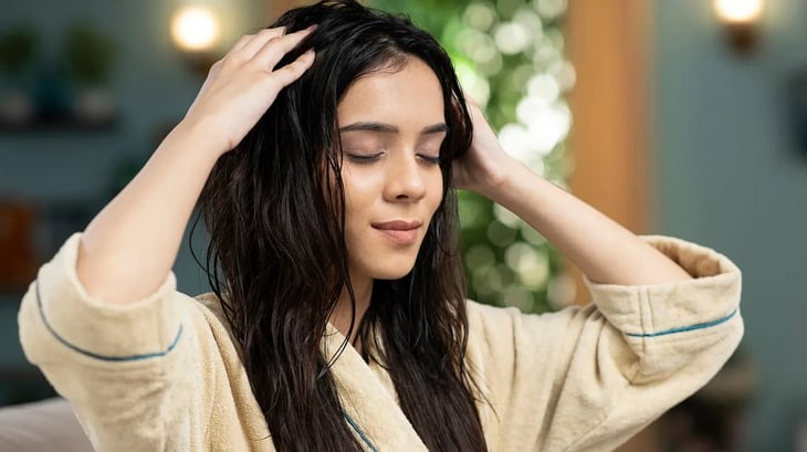 Exfoliar el cabello puede ser la solución para la caída y dar brillo