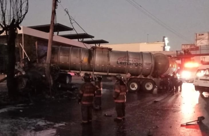 Muere mujer y 10 personas resultan heridas en choque de pipa y combi sobre la Vía López Portillo en Ecatepec