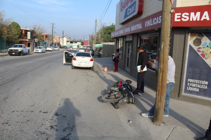 Motociclista se estrella contra vehículo en la colonia Hipódromo