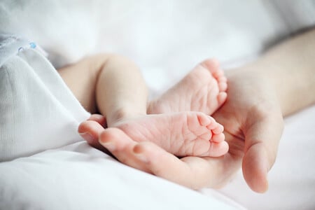 Mujer que dio a luz en su hogar se mantiene estable igual que su bebe