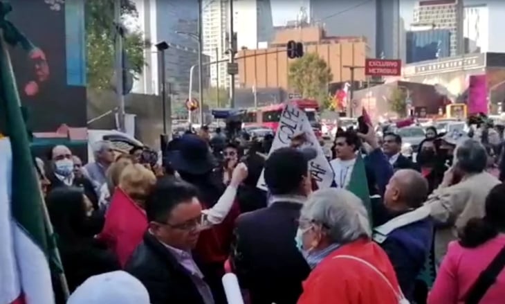 Manifestantes encabezados por Claudio X. González protestan afuera del Senado contra reforma electoral