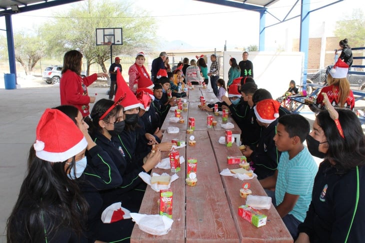 Personal de UAdeC realiza posada navideña en ejido Acatita de Bajan