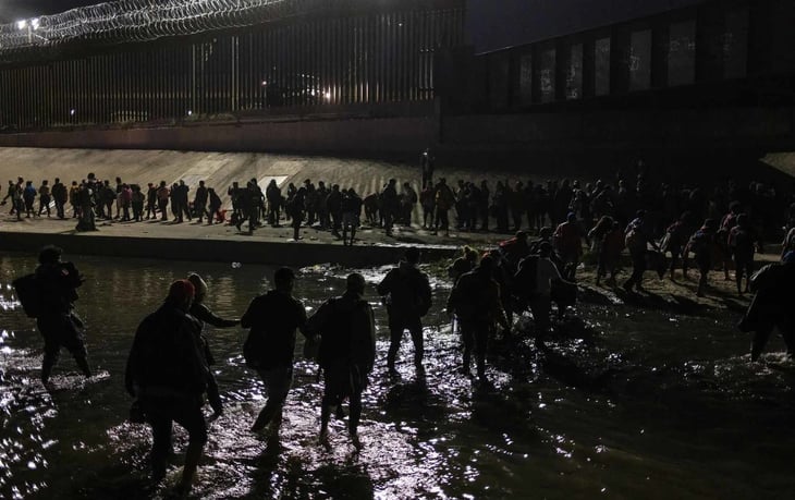 Migrantes desbordan El Paso, Texas, cruzan de forma masiva