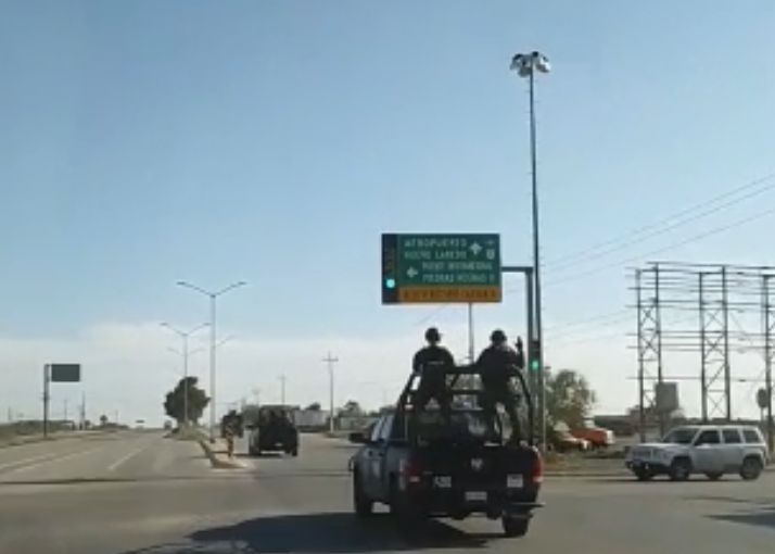 Autoridades y civiles se enfrentan en carretera