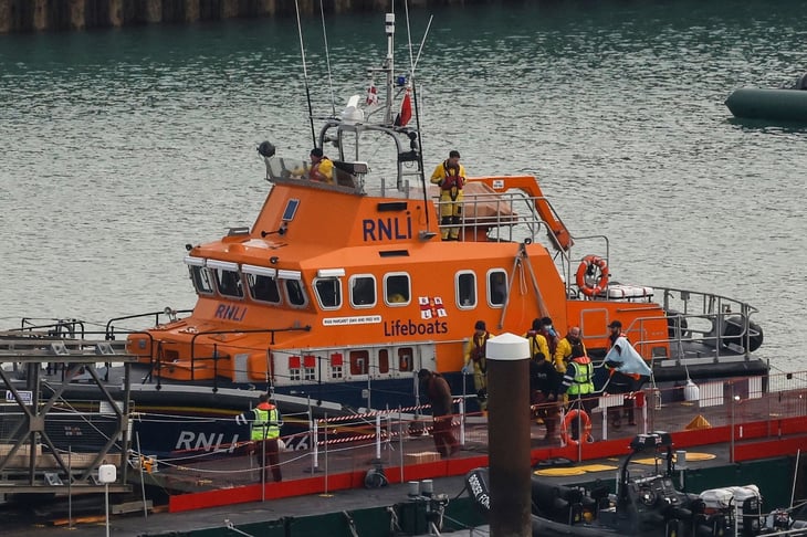 Fallecen cuatro personas tras volcadura de embarcación con migrantes en Canal de la Mancha