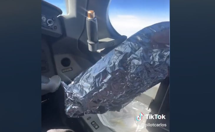 VIDEO. Piloto muestra cómo calienta su comida en la cabina de avión; se viraliza en TikTok