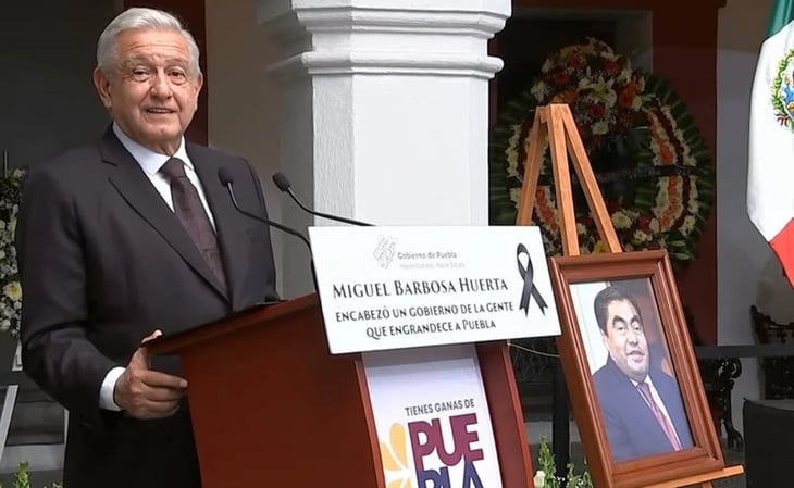 AMLO rinde homenaje de cuerpo presente a Miguel Barbosa en Puebla