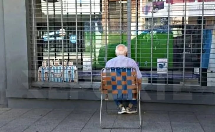 Abuelo mira el partido de Argentina en una tienda de electrodomésticos y conmueve las redes