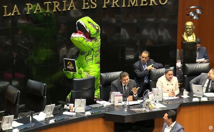 'Jurassic Plan': Con disfraz de dinosaurio, Xóchitl Gálvez sube a tribuna del Senado en discusión de Plan B electoral
