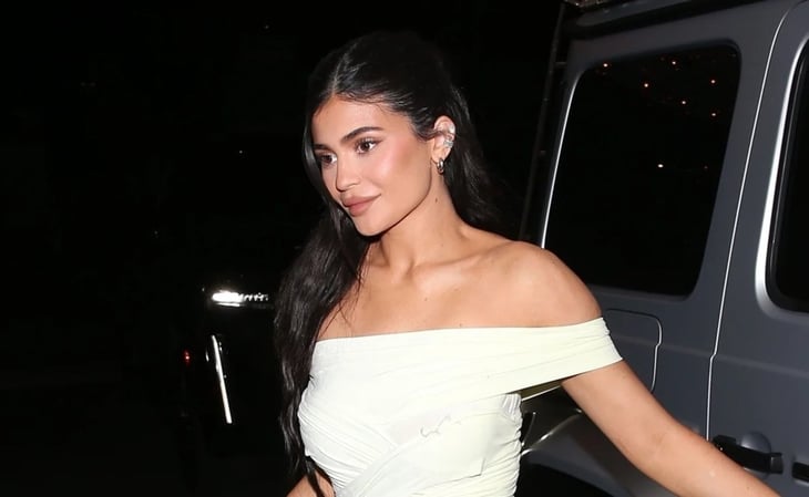 El minivestido de hombros caídos con el que Kylie Jenner presumió sus curvas ‘irreales’