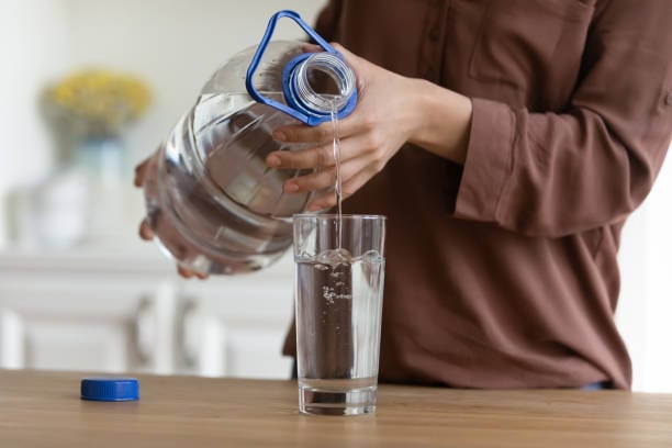 Un estudio revela que beber dos litros de agua al día podría no ser necesario