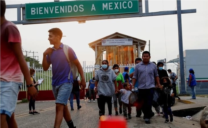 Juez de EU bloquea intento de Biden de poner fin a Quédate en México