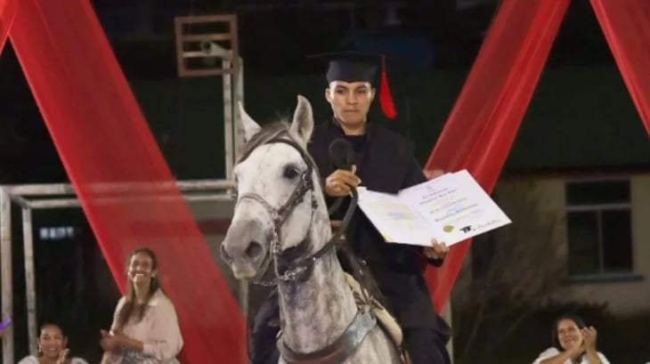 Joven llega a caballo a su graduació