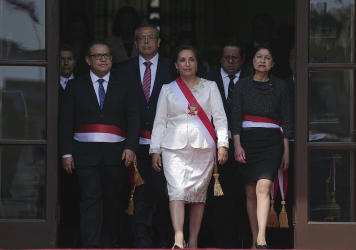 Dina Boluarte dice que se mantendrá 'firme' en la Presidencia de Perú