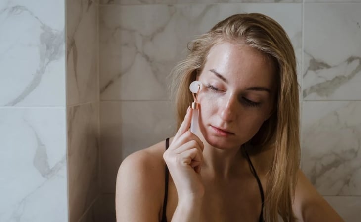 Cómo hacer un masaje facial para lucir la piel tersa