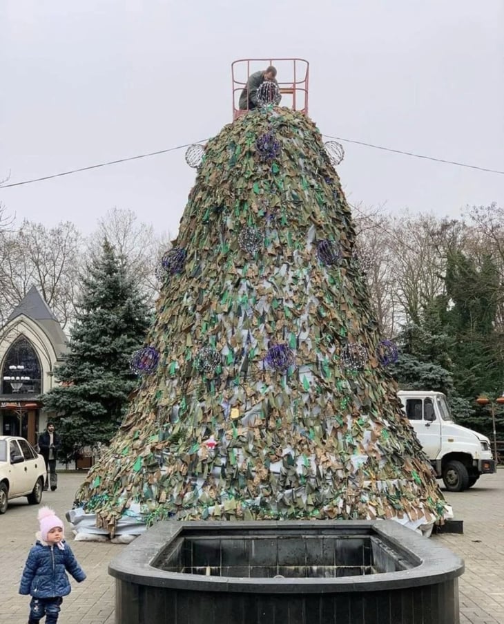 Montan árbol de Navidad para la 'invencibilidad' en Ucrania
