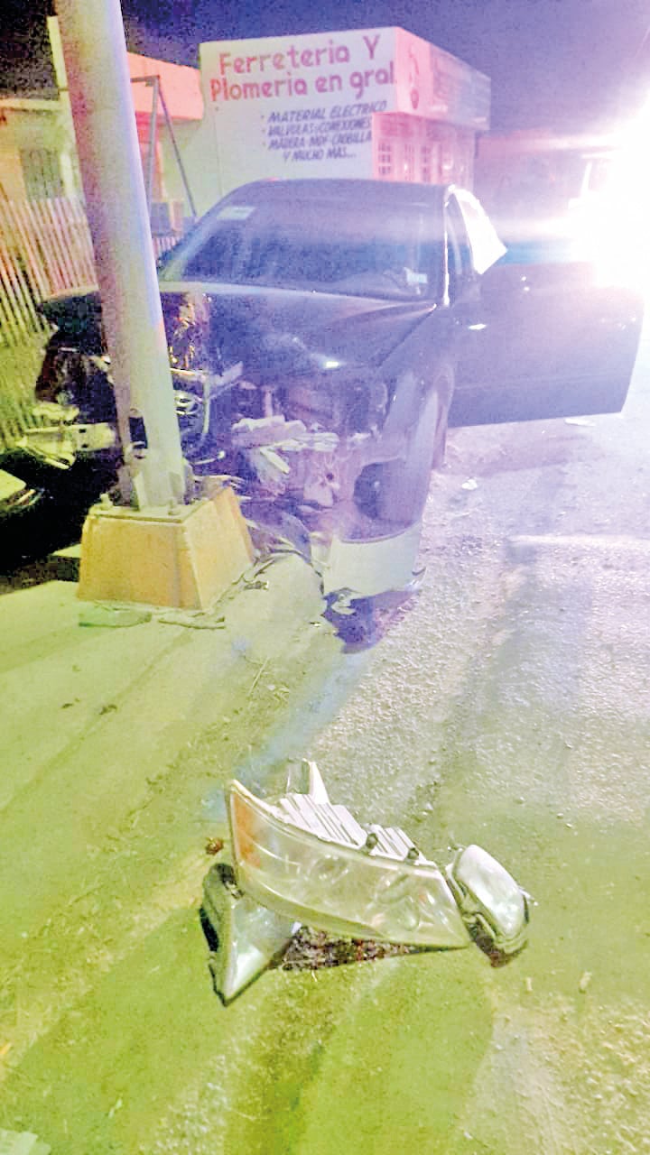 Auto queda ensartado en un poste de arbotante en 'Las Torres'