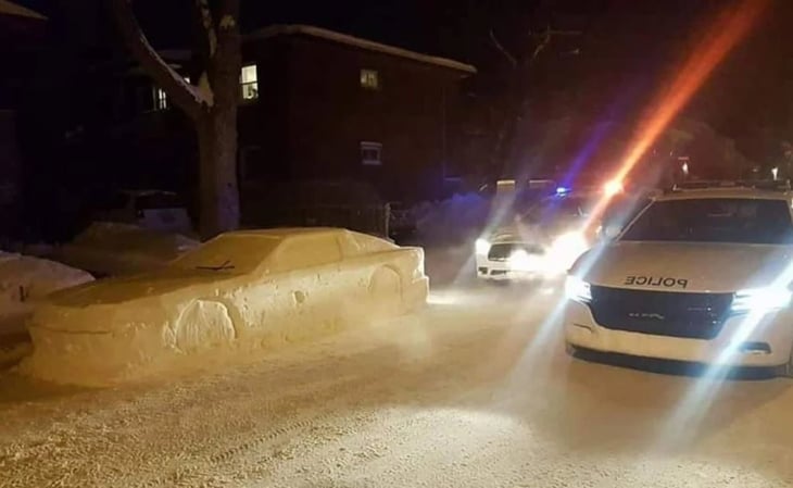 VIDEO TIKTOK, hombre hace un auto de nieve y confunde a la policía