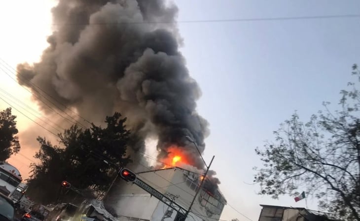 Incendio en bodega de Tepito prende alertas; bomberos ya laboran en el lugar