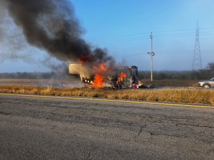 Caja de tráiler se incendia en carretera Monclova-Sabinas 