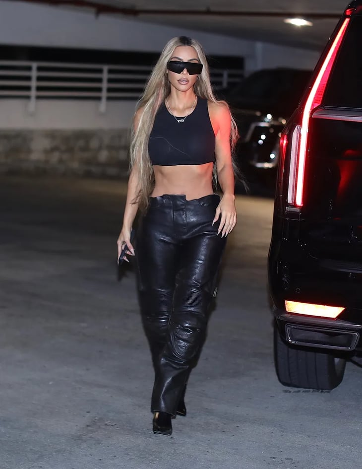 Kim Kardashian celebra las fiestas con pantalones de cuero vaqueros 