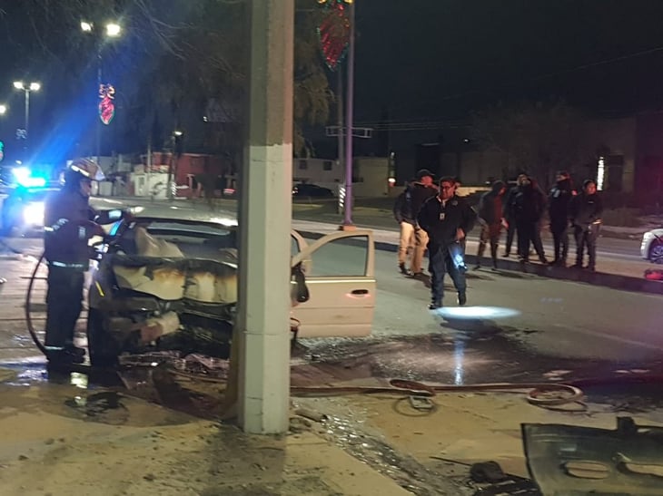 Conductor choca e incendia su vehículo en el Pérez Treviño