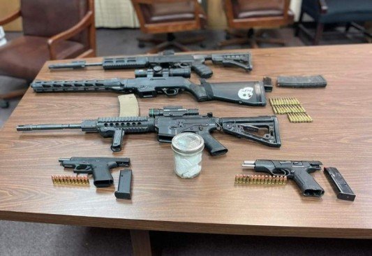 Decomisan fentanilo y armas de fuego tras cateo en domicilio en Texas