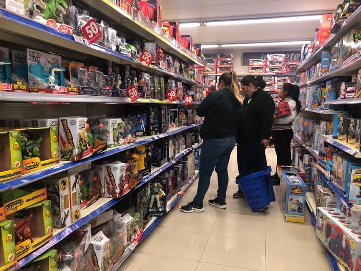 Padres de familia en Monclova comprando regalos para los niños en navidad