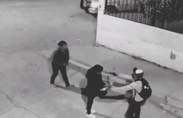 VIDEO: Captan robo a mano armada a 2 mujeres en límite entre Chimalhuacán y Neza