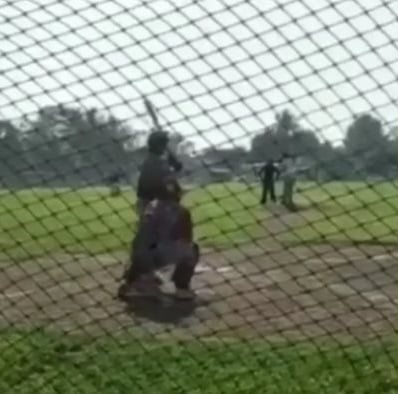 Sicario arremete en partido de baseball, dejando un muerto y un niño herido