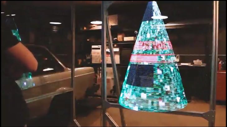 Aterrador árbol de Navidad holográfico giratorio que podría dejarte mutilado