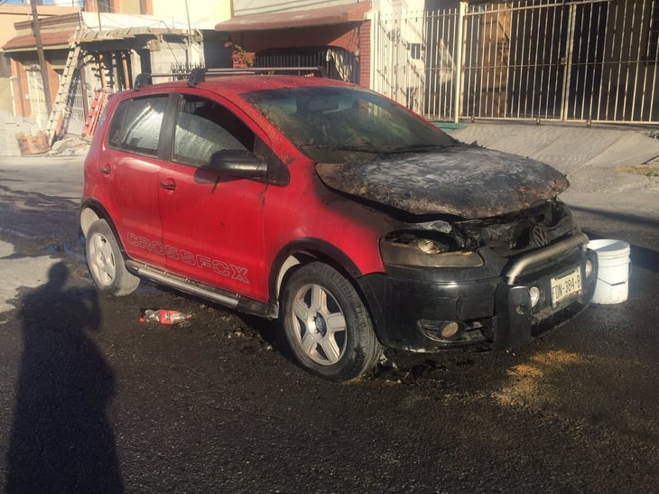 Auto se incendia por presunto cortocircuito en la Zona Centro de Monclova