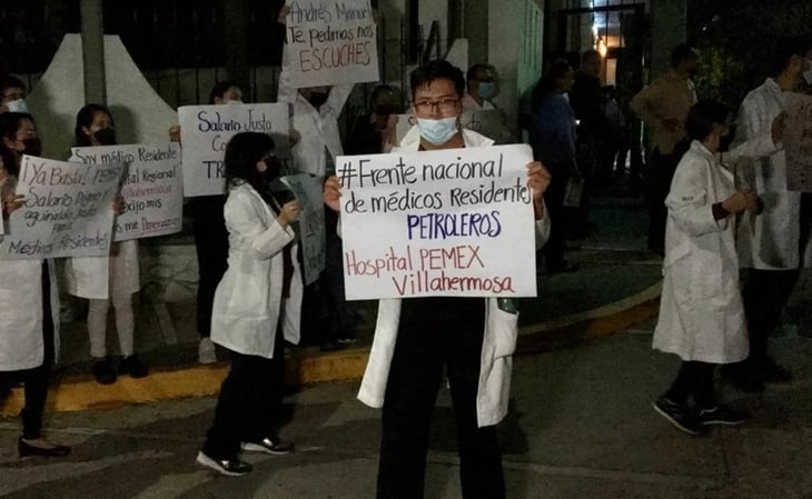 Médicos de Pemex protestan por falta de pagos, previo a la mañanera de AMLO en Tabasco