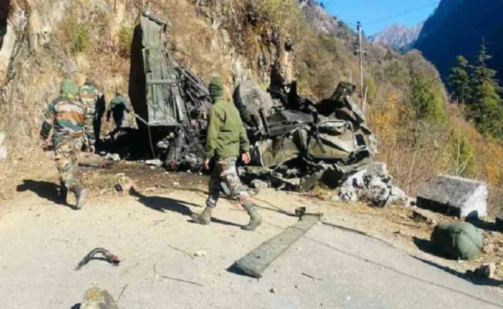 Reportan al menos 16 soldados muertos en la India tras despeñarse un camión del Ejército