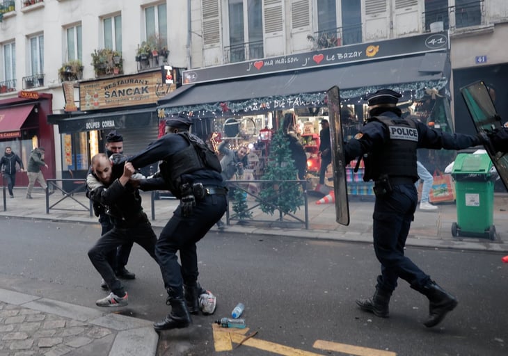Se desatan enfrentamientos en París tras un tiroteo que dejó tres muertos