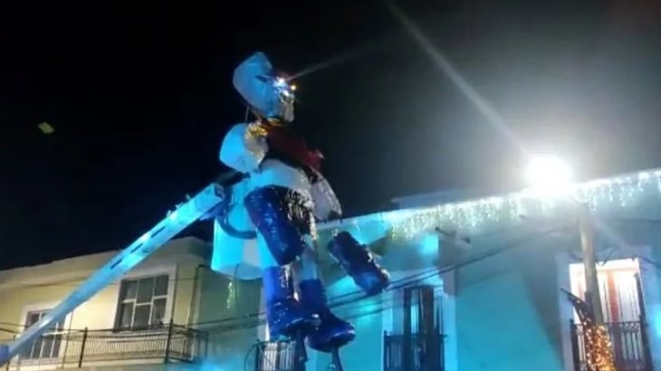 Con vuelo y efectos, Mazinger Z aparece en desfile navideño