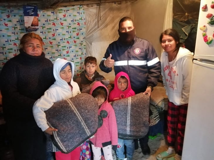 Bomberos apoya con cobertores a familias de colonias vulnerables 
