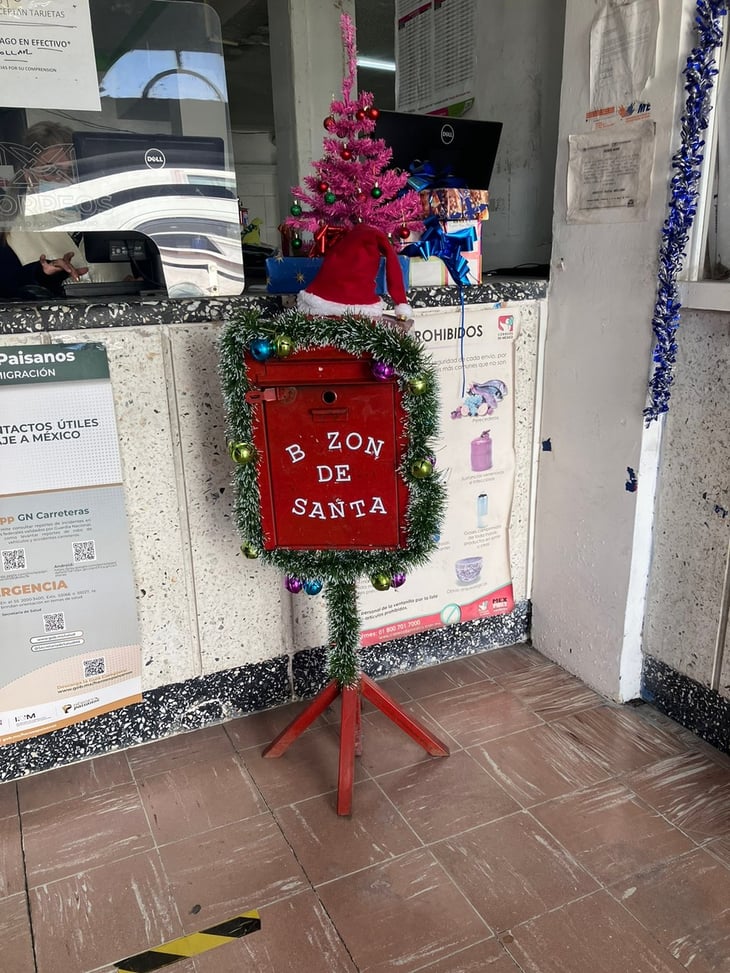 Niños responden al buzón de Santa Claus y Reyes Magos instalado en Correos de México 