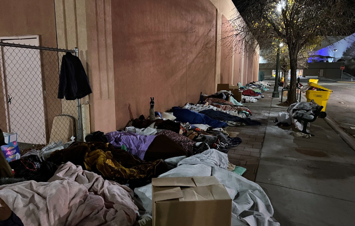 Albergues en Texas rechazan a  migrantes; duermen en la calle