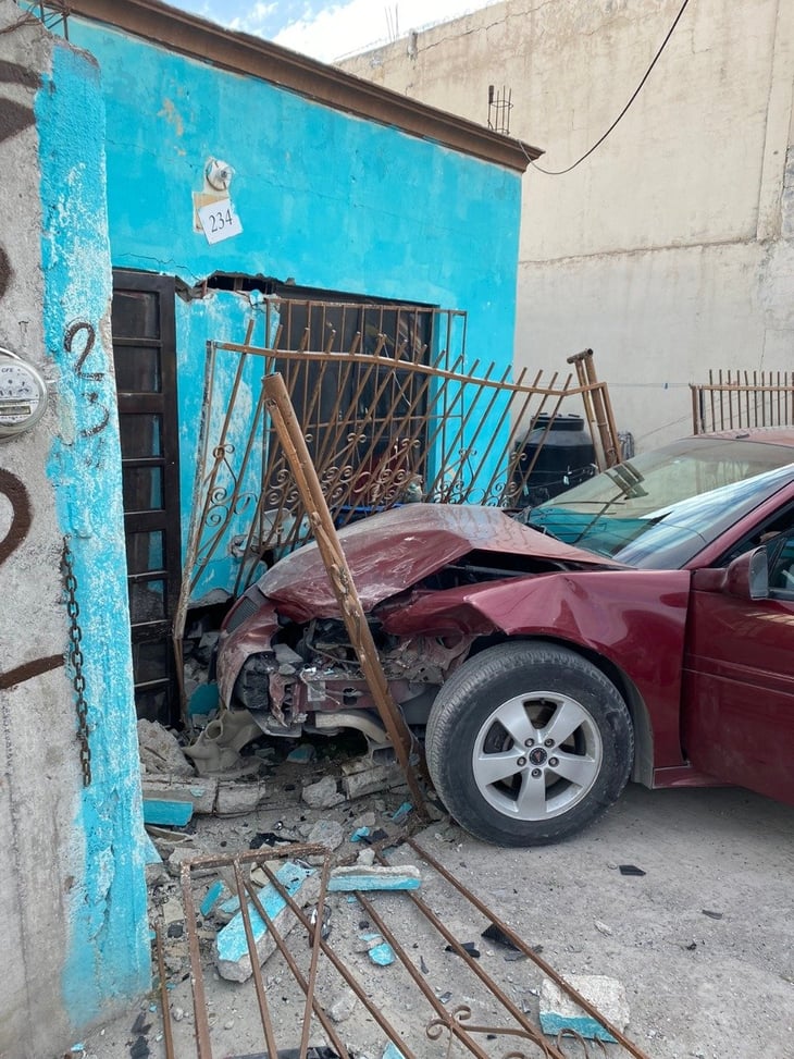 Adulto mayor choca auto estacionado y casa en Monclova