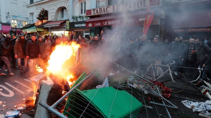 La policía lanza gases lacrimógenos para sofocar las protestas en el lugar del tiroteo mortal de París