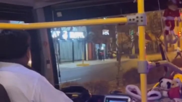 Chofer decora su autobús con temática navideña y se vuelve viral