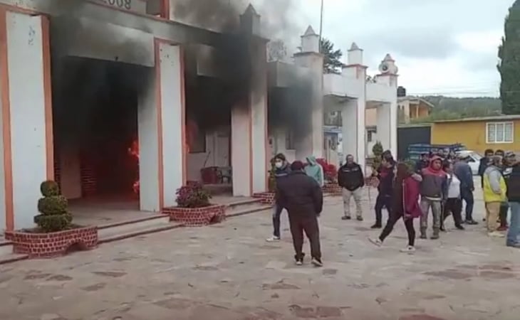 Prenden fuego frente al Palacio Municipal de San Isidro Lagunas, Oaxaca, tras elección de edil