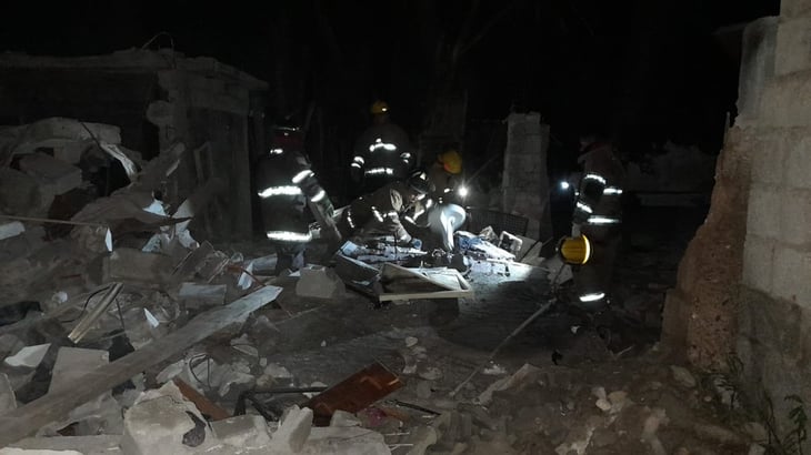 Familia queda bajo escombros tras explosión de vivienda en la colonia Carranza de Monclova.