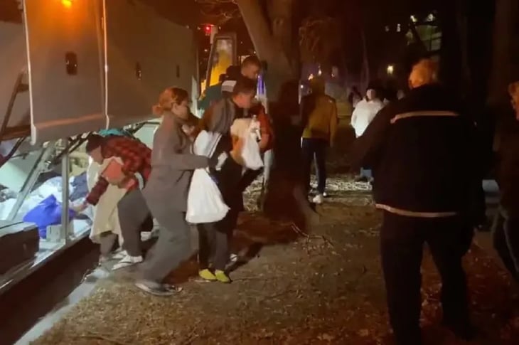 Dejan a migrantes frente a la casa de Kamala Harris en Nochebuena y bajo el intenso frío