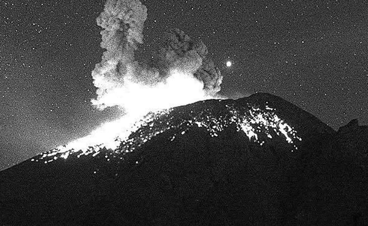 Reportan fuerte explosión del Popocatépetl durante la madrugada de este lunes