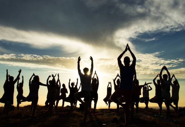 Posturas de yoga relajantes para eliminar el estrés de las fiestas