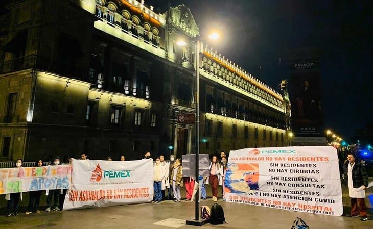 Médicos de Pemex ahora se manifiestan en Palacio Nacional para exigir pagos