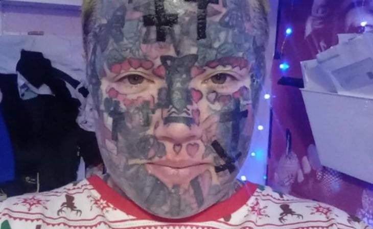 Le prohíben ir a la fiesta de navidad de su hijo debido a sus tatuajes